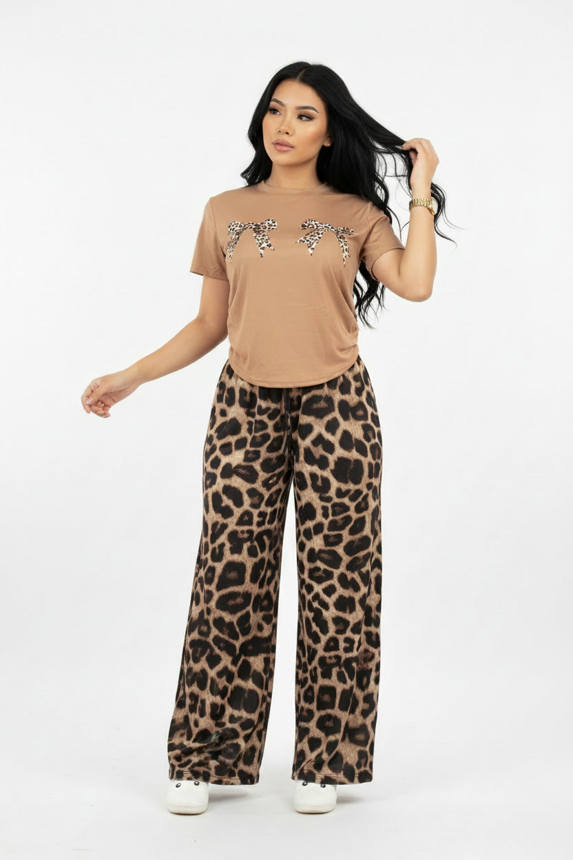 Modelo con conjunto de leopardo ajustado
